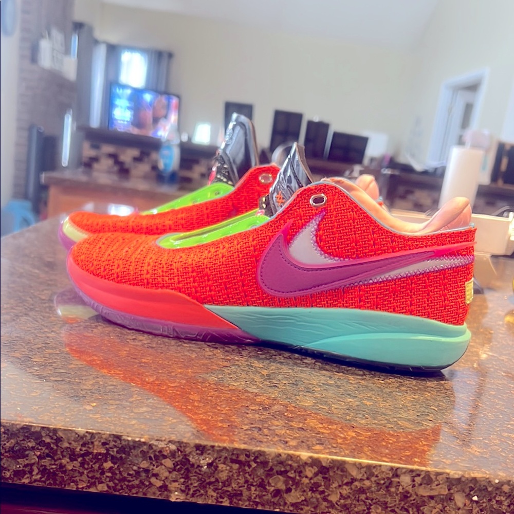 authentic LeBron James pink diamond collection Nike shoes 9.5